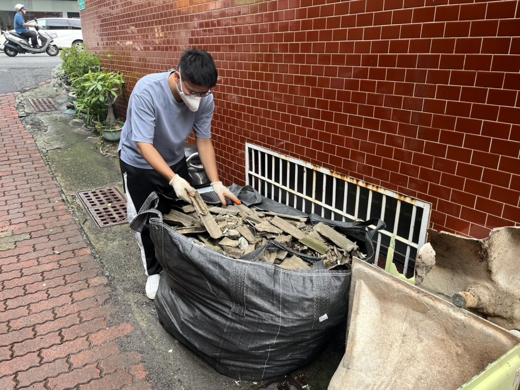 丹娜絲強襲臺南多處建物受損 環保局專案便民災損石綿清理