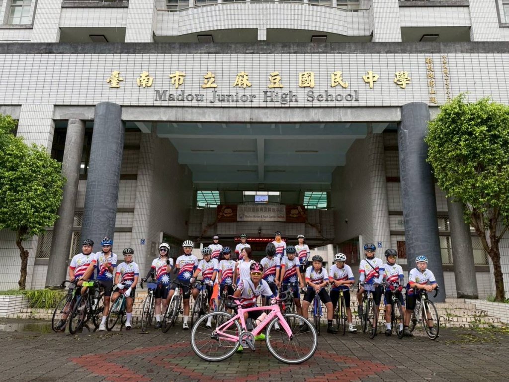 麻豆國中學生騎跡環島 為創世基金會傳愛募發票