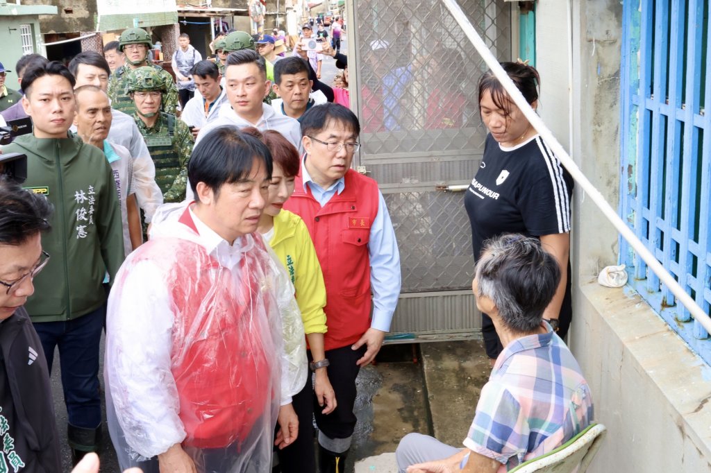 黃偉哲偕賴總統赴七股、學甲、後壁 傾聽民眾心聲 將全力救災與恢復家園