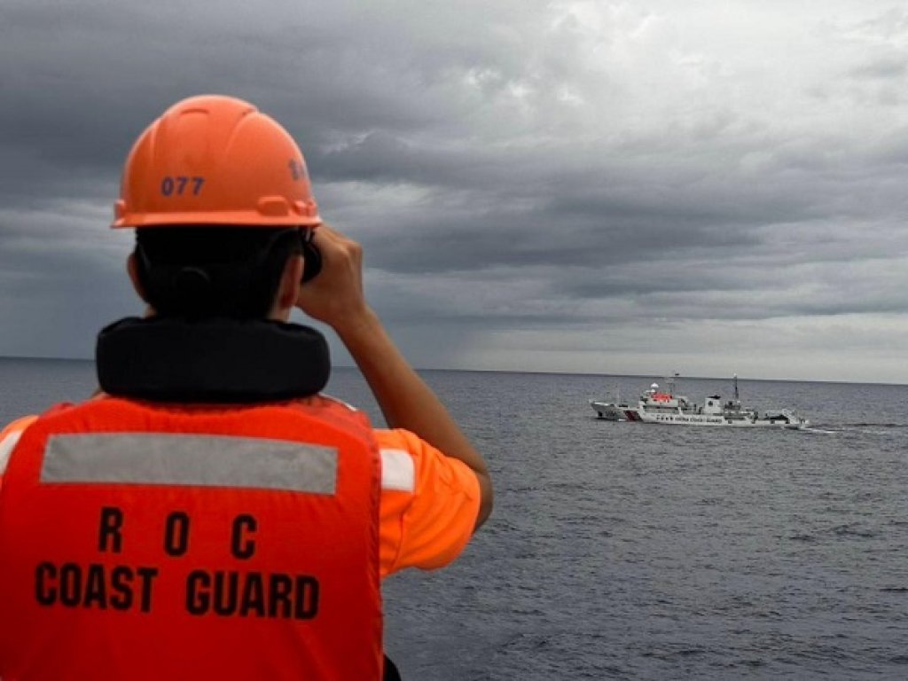 中國海警船侵擾東沙海域 影響印太區域的和平穩定 海巡派雙艦全程監控驅