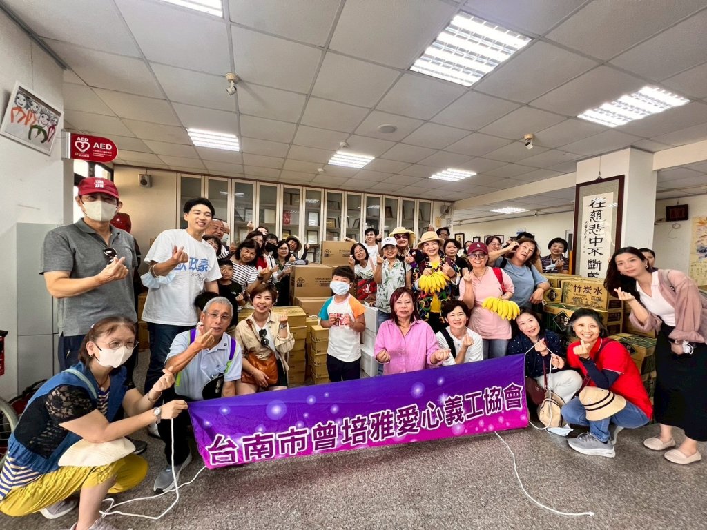 市議員曾培雅愛心義工協會捐贈物資給後壁區「蓮心園」共度風災難關