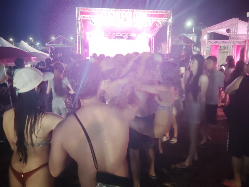 基隆柯夢波丹沙灘派對  微醺夜晚情侶好開放！