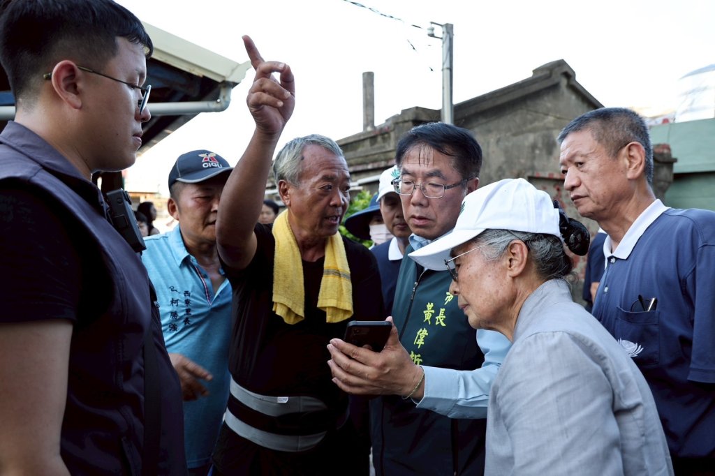 黃偉哲偕慈濟基金會勘災 感謝野崎孝男發送熱食慰問災民