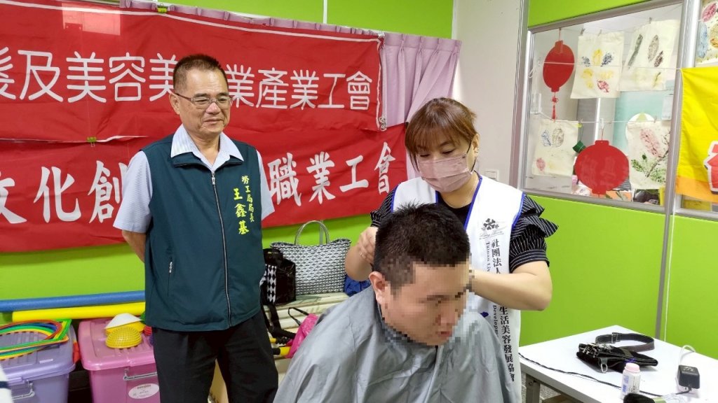 勞工局志工義剪送暖 用行動關懷弱勢族群