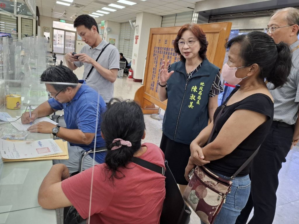 地政局長陳淑美視察災區地所 關心農損戶申請地籍謄本情形