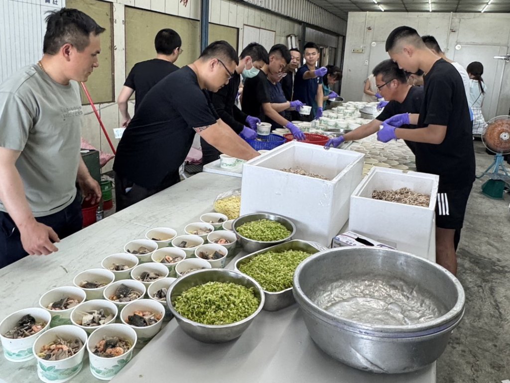 風災慘重！學甲慈濟宮5天萬份愛心便當 在地企業海天水產公司接棒送暖