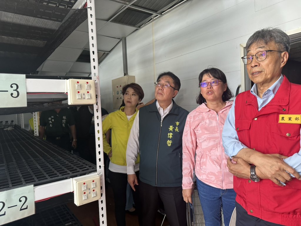農業部長陳駿季會同市長黃偉哲前往視察臺南市災情最慘重的牛記蘭花農場
