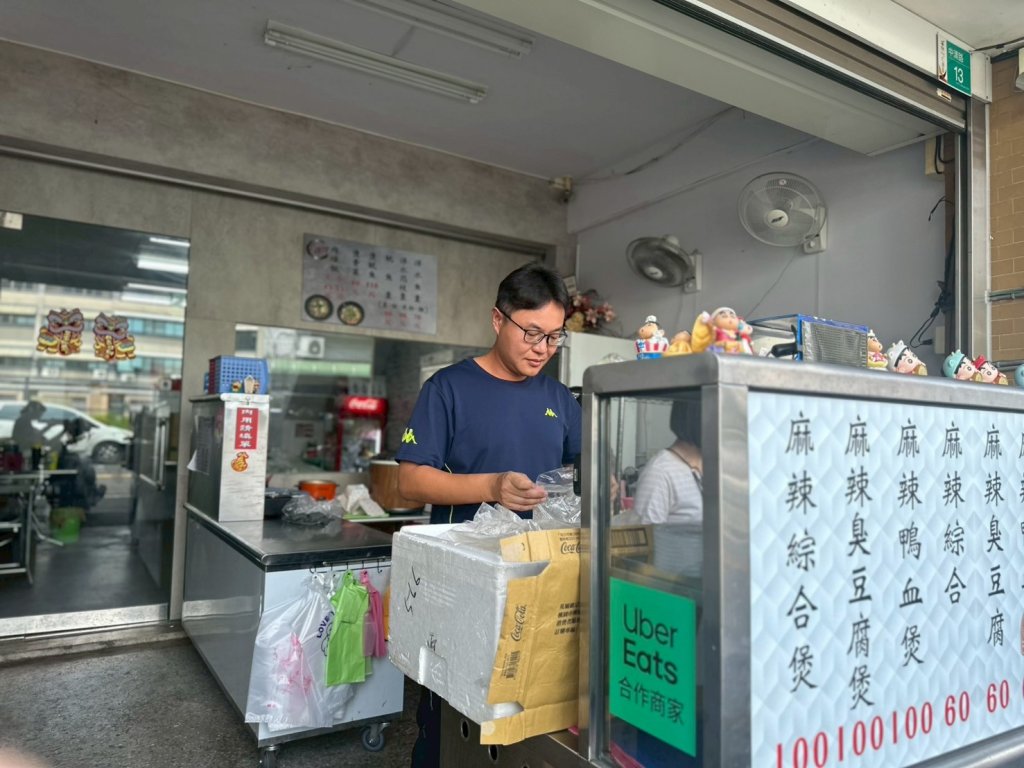感謝台電搶修人員的日夜辛勞 陳皇宇攜手美食店家煮浮水魚羹給英雄們吃