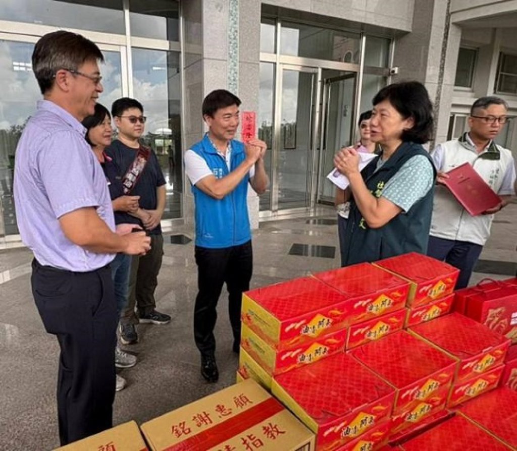 高雄漁業界團結送愛到臺南~把這份情傳下去