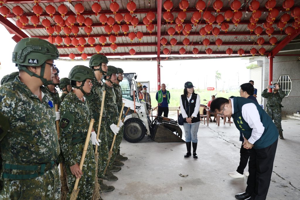 黃偉哲前往鹽水區慰問災民 感謝國軍弟兄及義工幫忙恢復家園