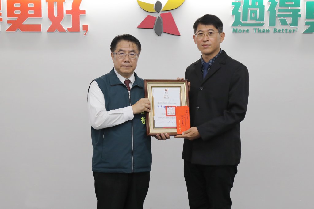 地政局楊銘仁科長致力農水路改善 成績全國第一 榮獲市府模範公務人員殊榮