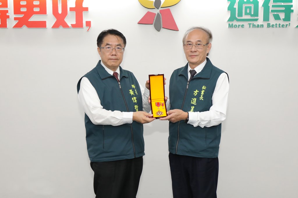 南市府秘書長方進呈公職逾40年退休 黃偉哲頒發獎章表彰對台南貢獻
