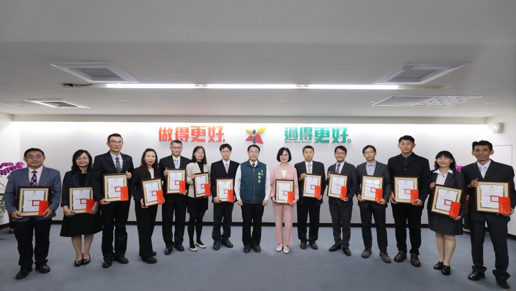 黃偉哲於市政會議公開表揚市府114年15名模範公務人員
