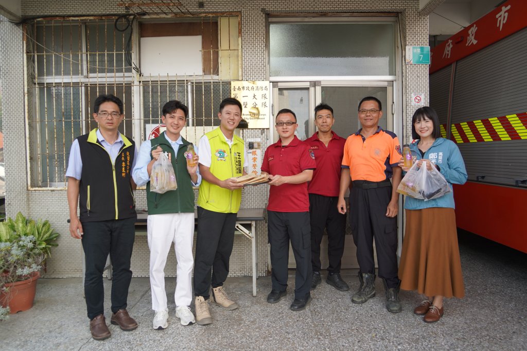 高雄民代包車送暖台南災區 跨縣市相挺展現台灣無私精神