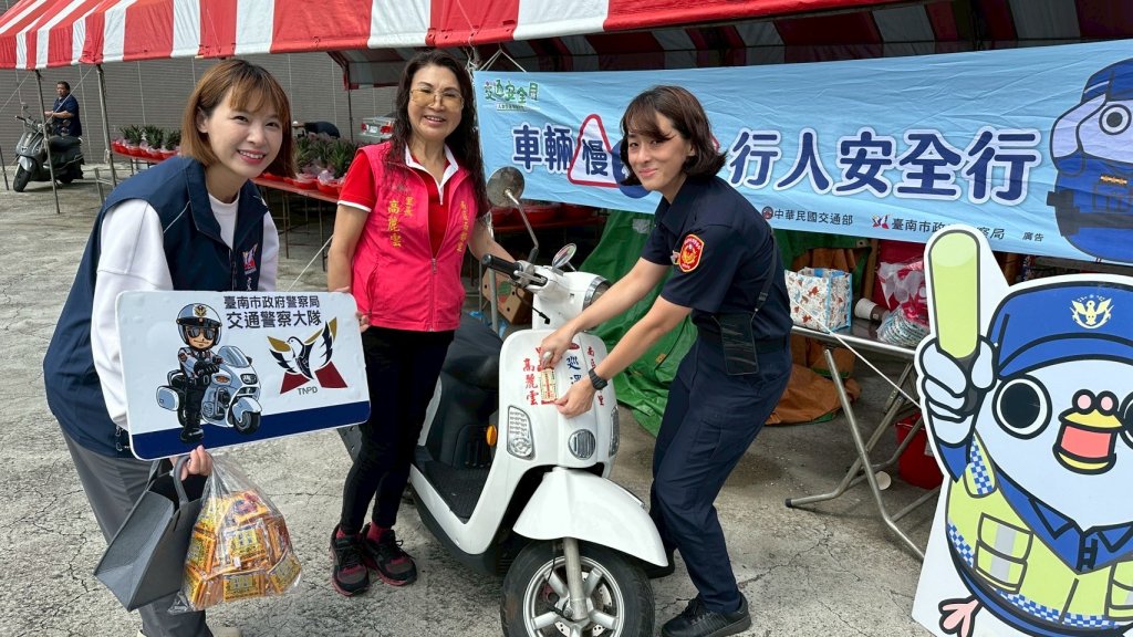 交通警察大隊攜手塩埕烏橋玉聖宮 聯名反光貼守護長者交通安全
