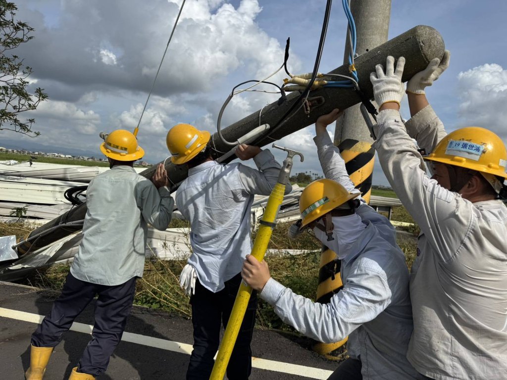 台電新營區處全力搶修獲成果194,686戶復電 民生用電16日晚22時全面恢復