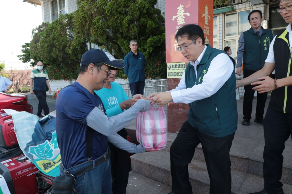 黃偉哲視察北門災區 感謝義消與各界投入災後重建