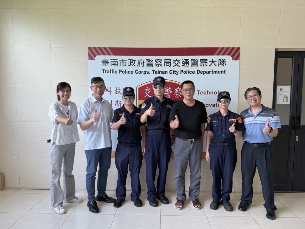 台美眼鏡捐贈帽夾式太陽眼鏡 助員警守護交通安全