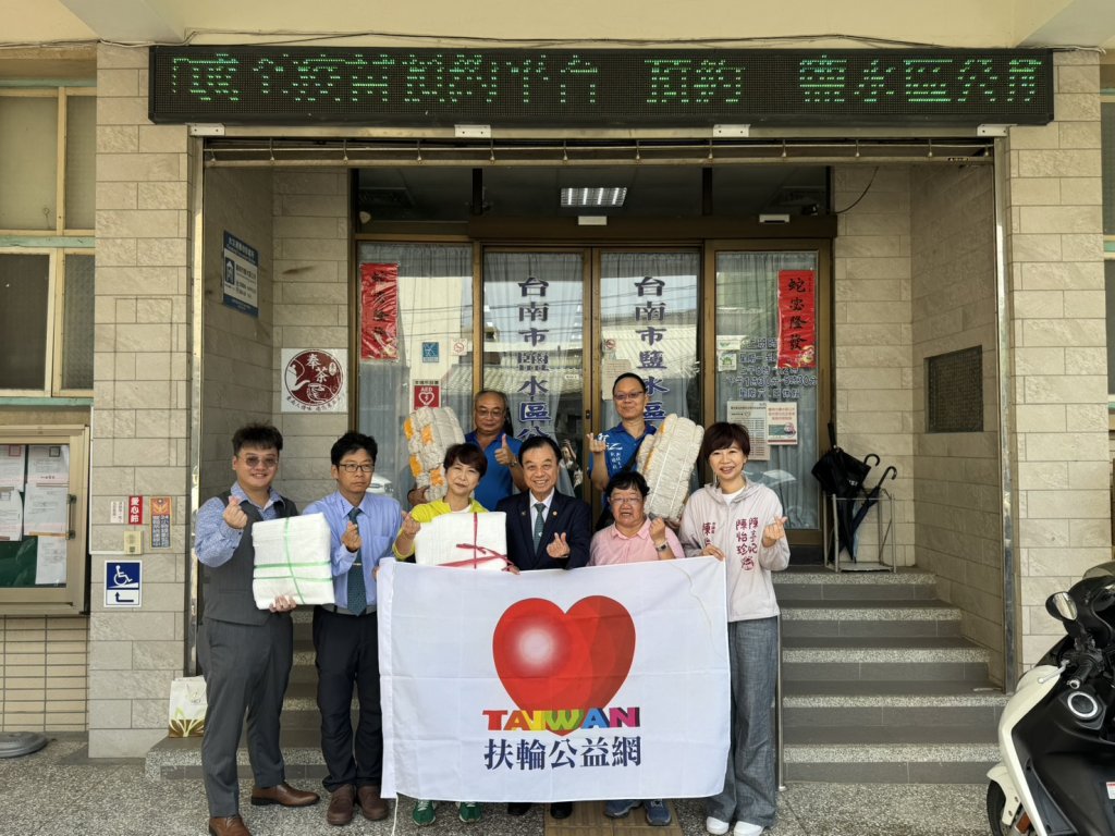 陳亭妃、陳怡珍攜手扶輪社送暖 11,000個編織袋捐助災區清理家園