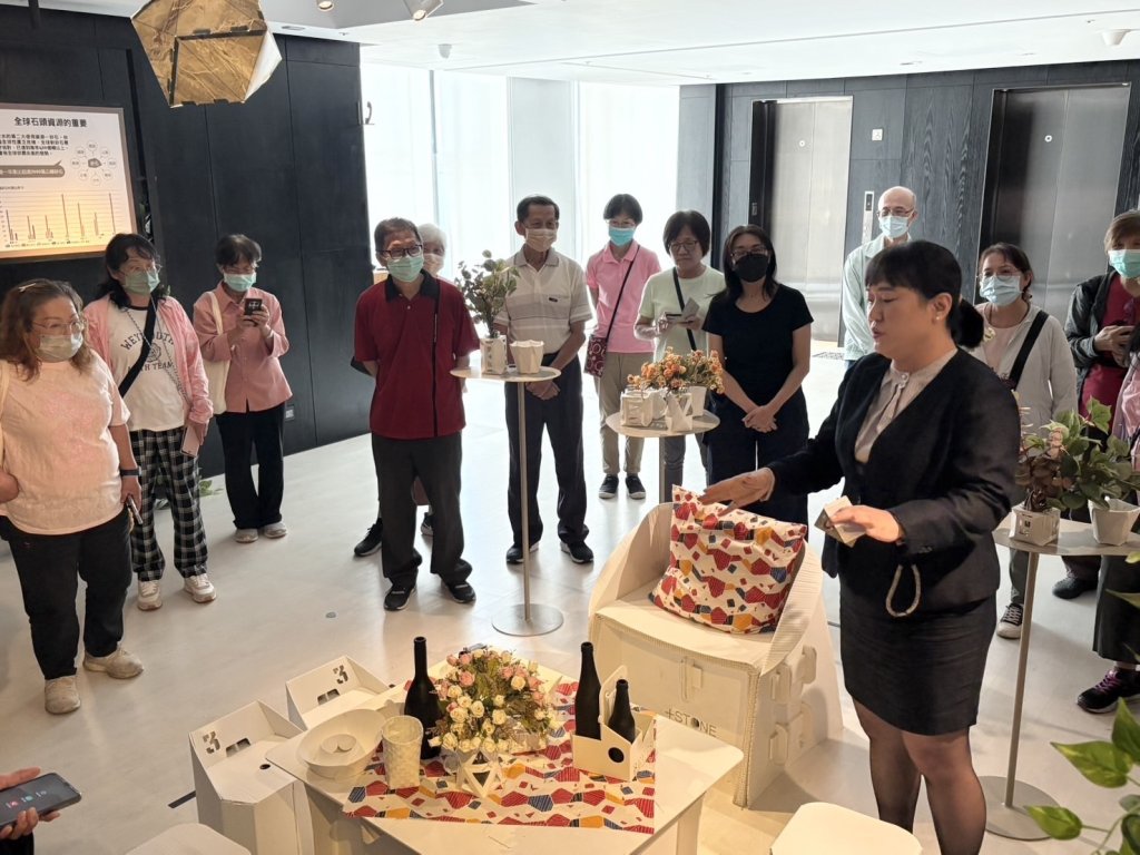 南市銀髮人才服務據點辦理就業促進講座暨職場參訪 助銀髮族重回職場