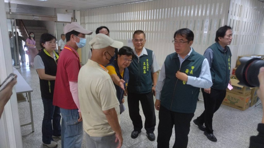 黃偉哲至鹽水區公所指示勞工局進行協助關心臨工攜手重建家園