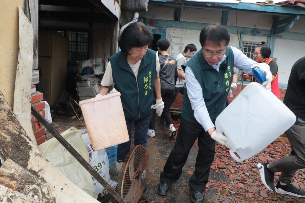 黃偉哲訪視後壁區挽袖一同協助恢復原家園 感謝志工齊心協助家園重建