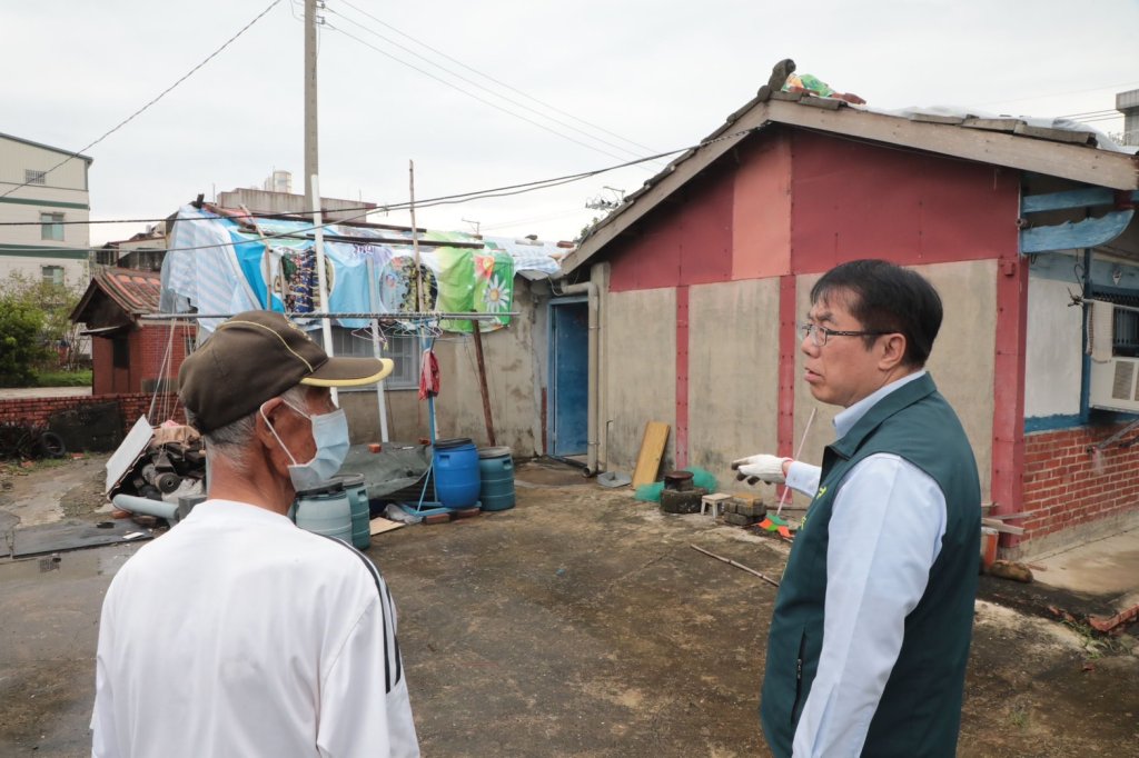黃偉哲視察災區恢復狀況 感謝各地志工助災民整理家園