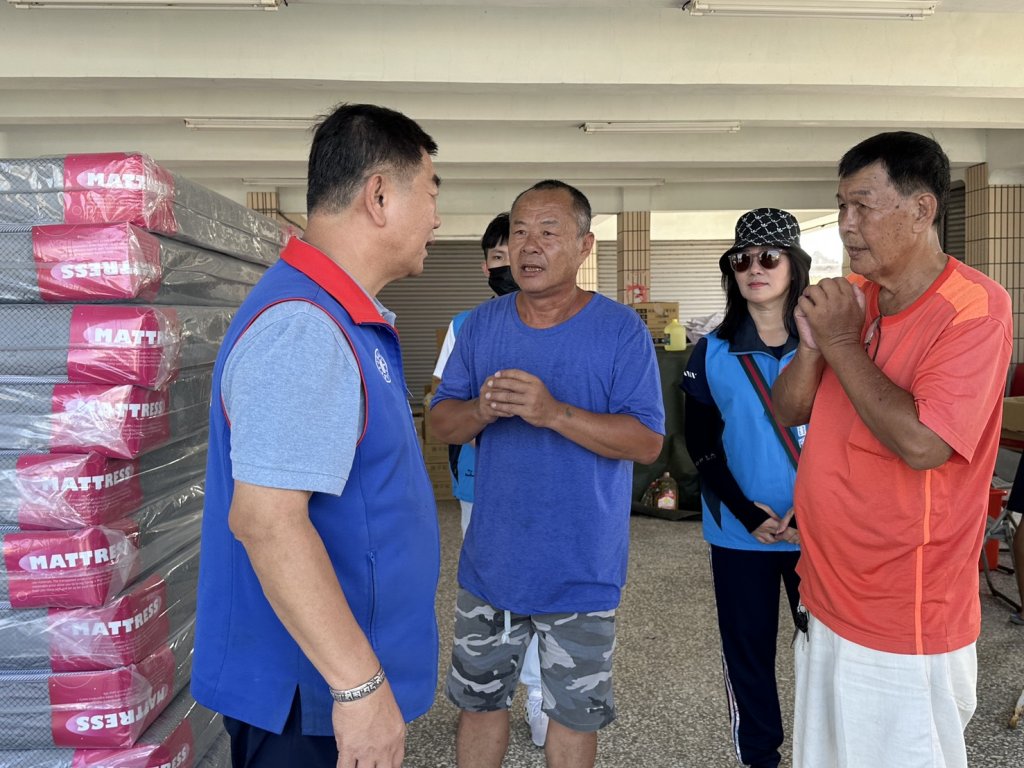 丹娜絲颱風重創台南溪北 新北市議員周勝考透過議員盧崑福捐200床床墊給災民使用