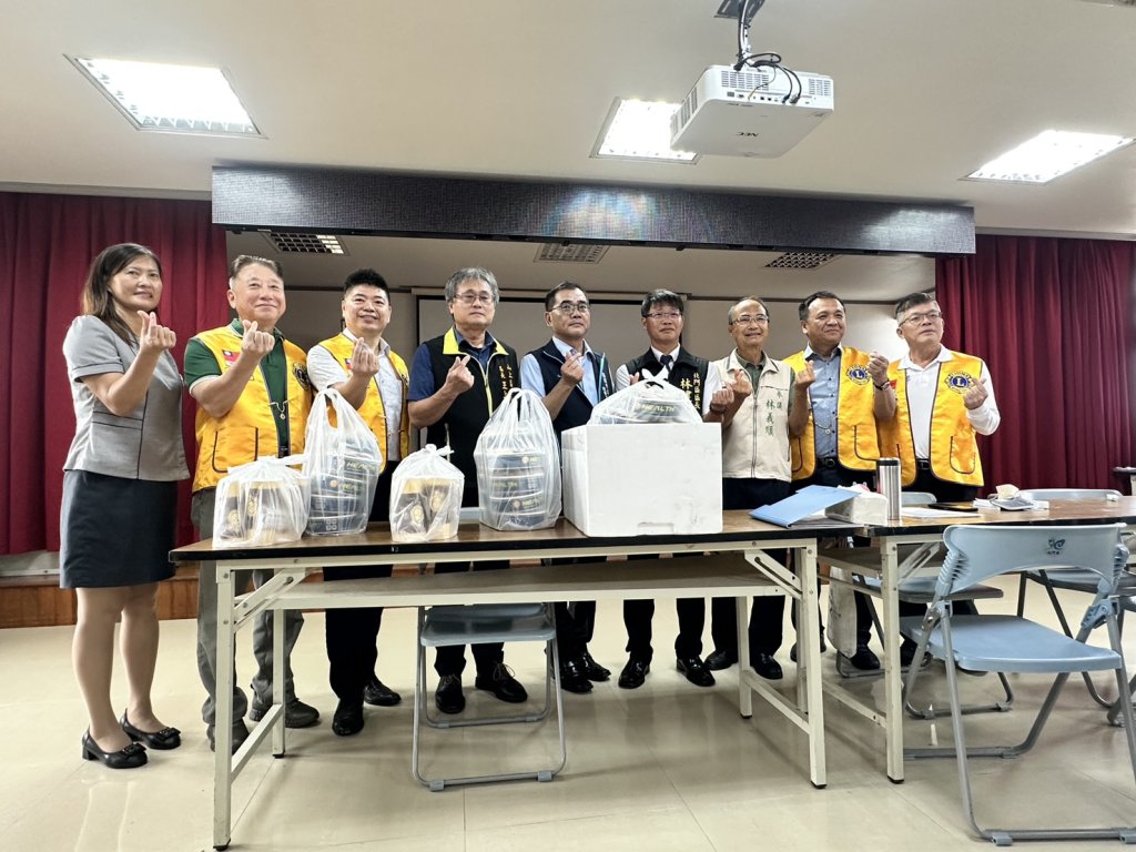 山上區農會結合山上區公所、安南獅子會前往北門區關懷因颱風受創的災民