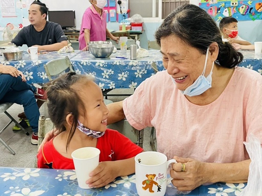 六龜跨世代食育 伊甸攜手老幼共煮時光 香氣裡的笑聲 吃得營養、伴出希望