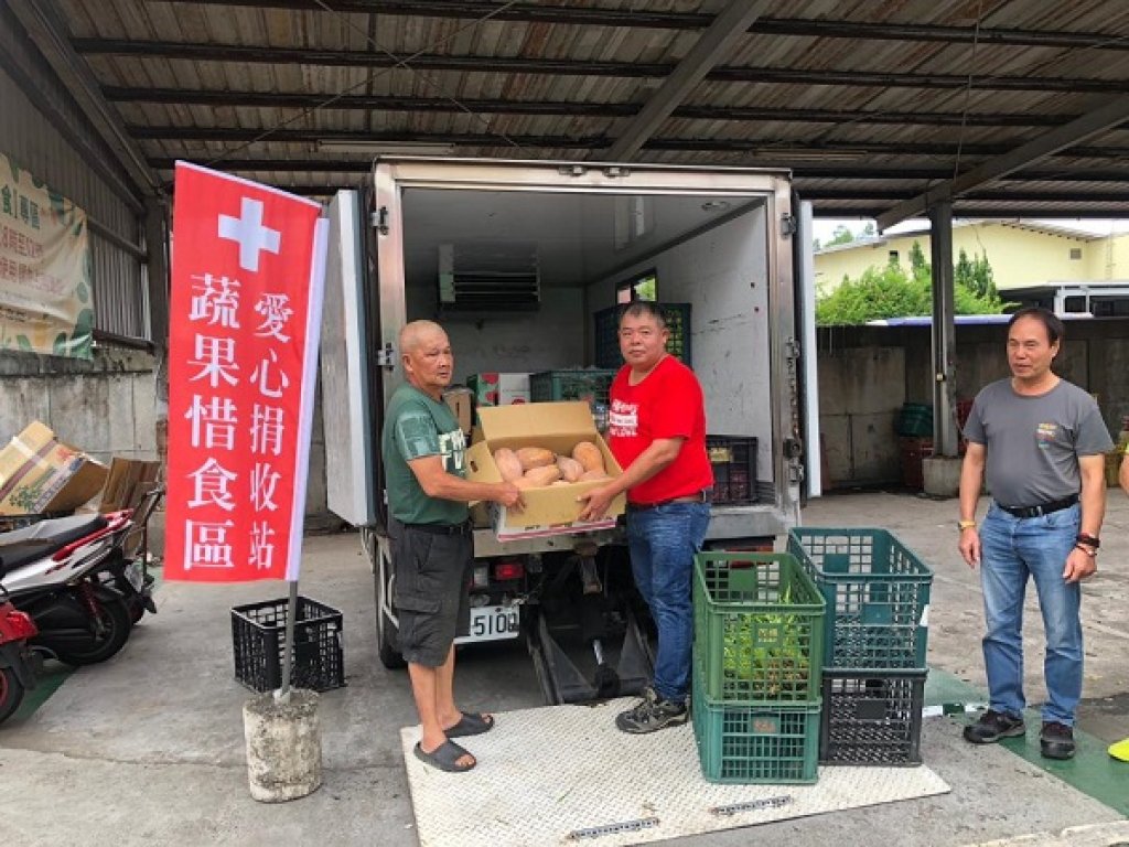 做生意也不忘做公益 農業局媒合批發市場與慈善團體 「蔬果惜食專區」開創「NG蔬果」的第二春