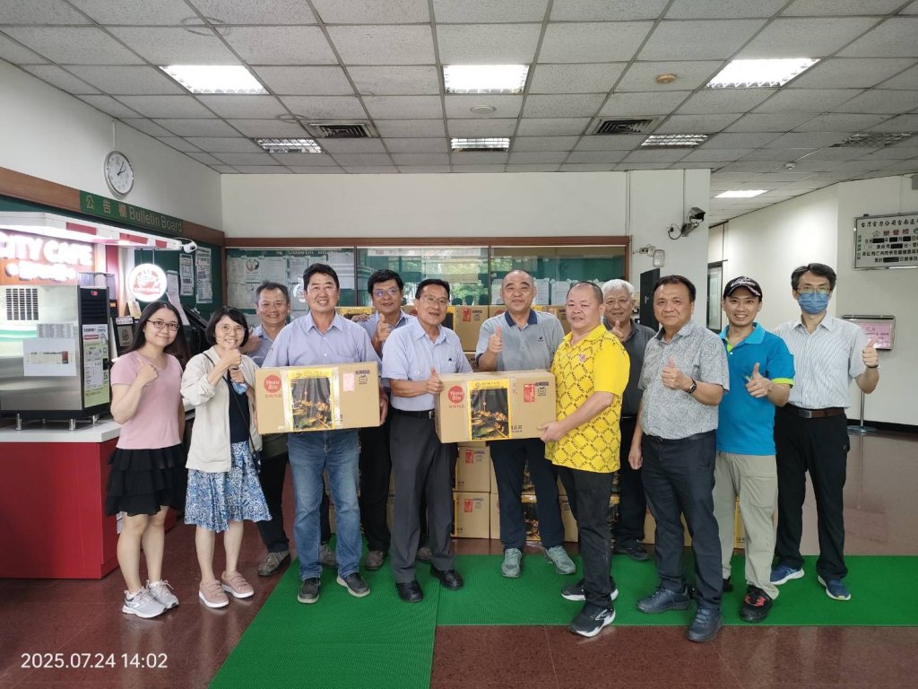 台電的辛勞和順工業區廠商協進會都看見 贈台電平安餅給台電台南區處向台電致敬