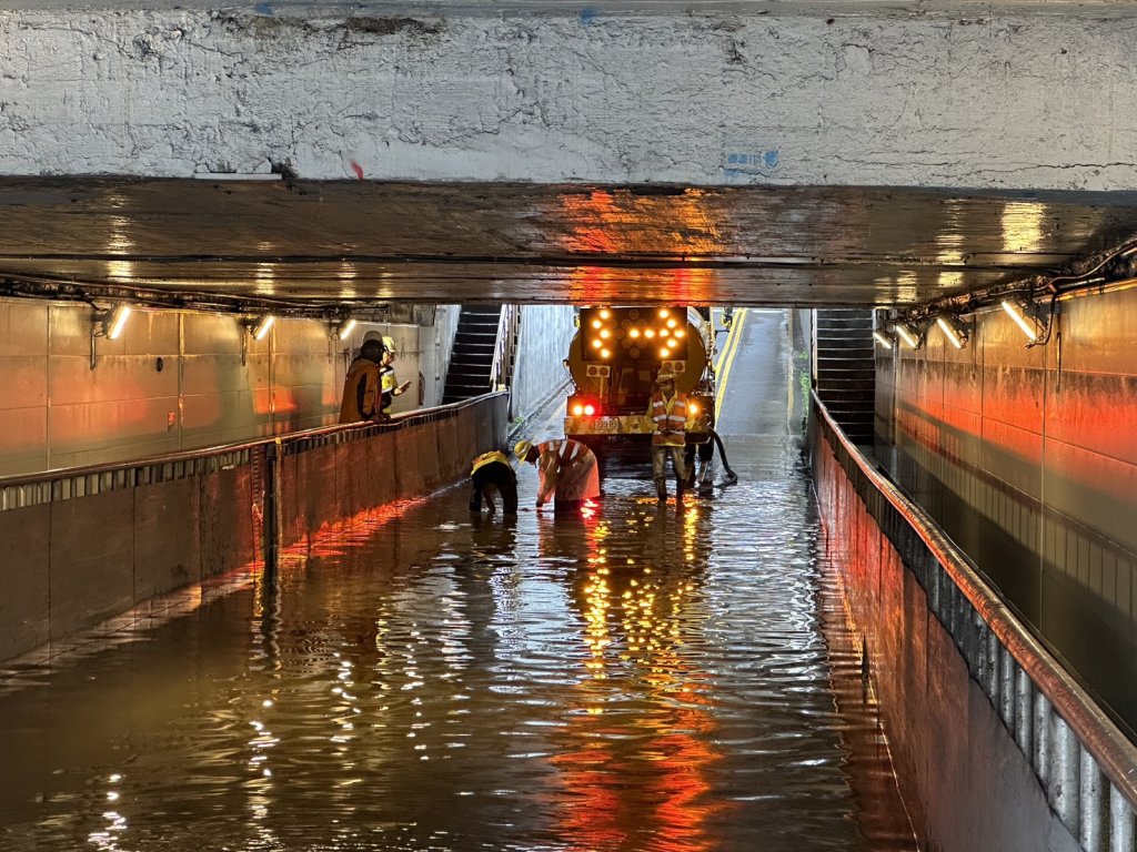 強降雨地下道積水 桃警封鎖疏導配合市府養工處抽水排除