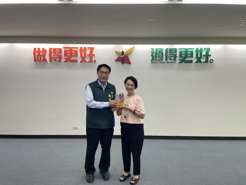 防詐宣導有成 黃偉哲頒獎表揚防詐大使譚艾珍女士及阻詐行員代表