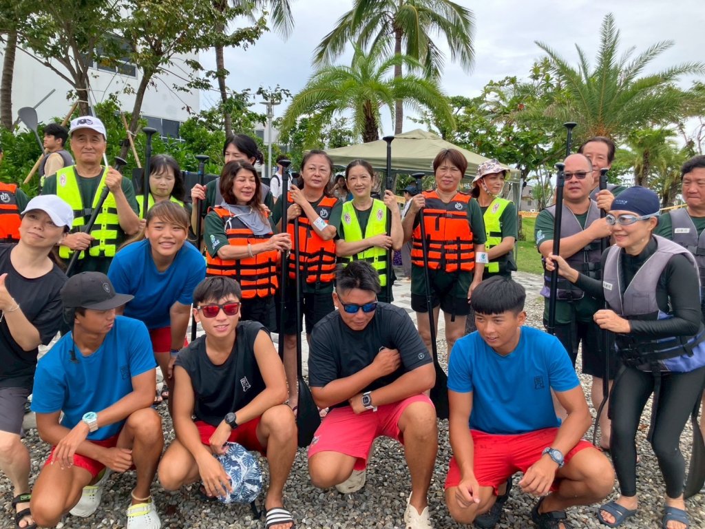 崑大休運系邀樂齡族體驗SUP立槳 推動全民共享海洋樂活