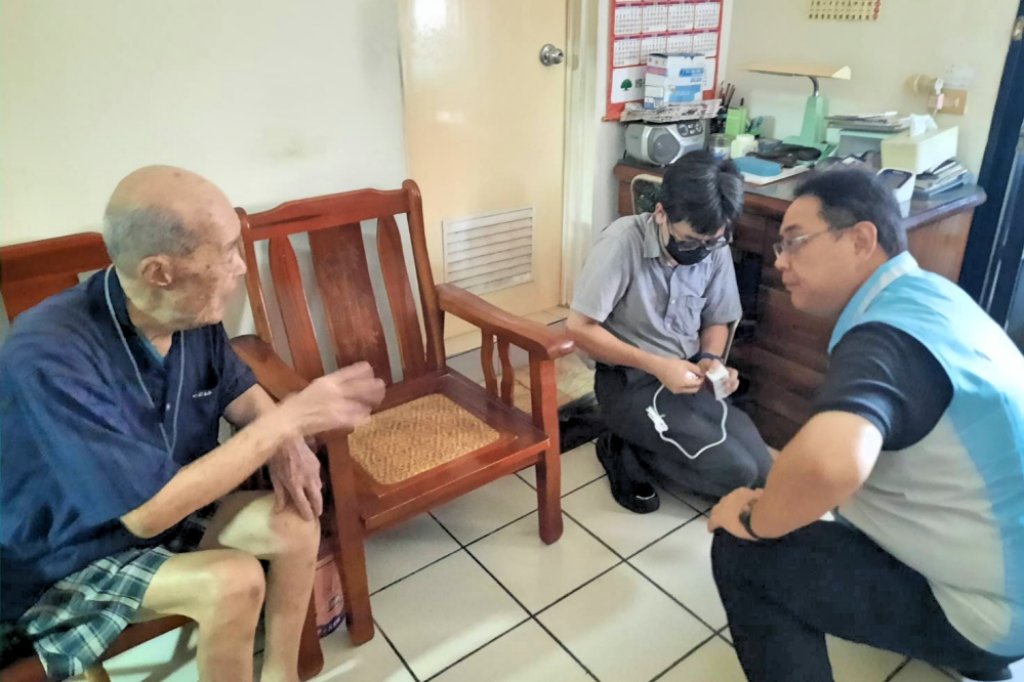 落實輔導會「關懷到家」服務理念　新竹榮服處透過遠距居家照顧系統提升年長獨居榮民(眷)居家安全