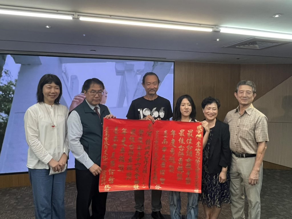 金曲歌后李竺芯與製作人鍾興民榮耀回歸台南 黃偉哲文化局長黃雅玲贈紅榜