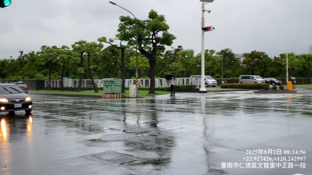 台南清晨強降雨多處積淹水 黃偉哲視察永康、仁德並提醒市民提高警覺