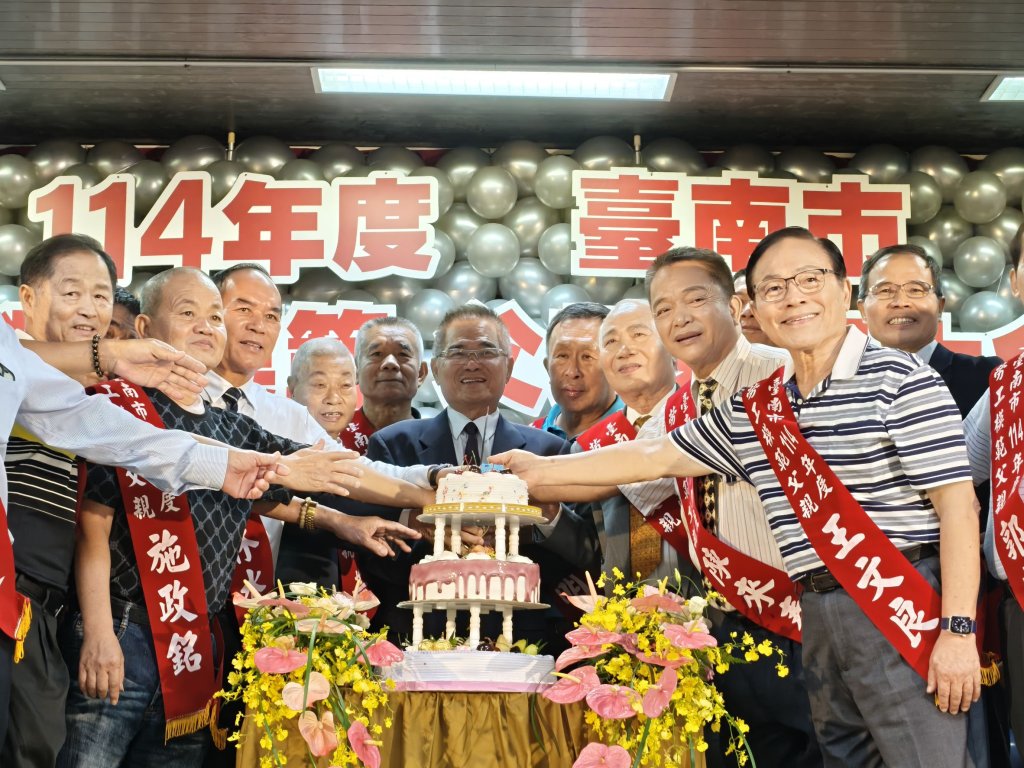 南市勞工局舉辦114年度勞工模範父親表揚活動 勞工局長王鑫基親自頒獎給辛苦的爸爸們