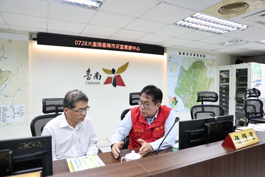 強降雨侵襲台南 黃偉哲、李孟諺親赴應變中心關注災情應變