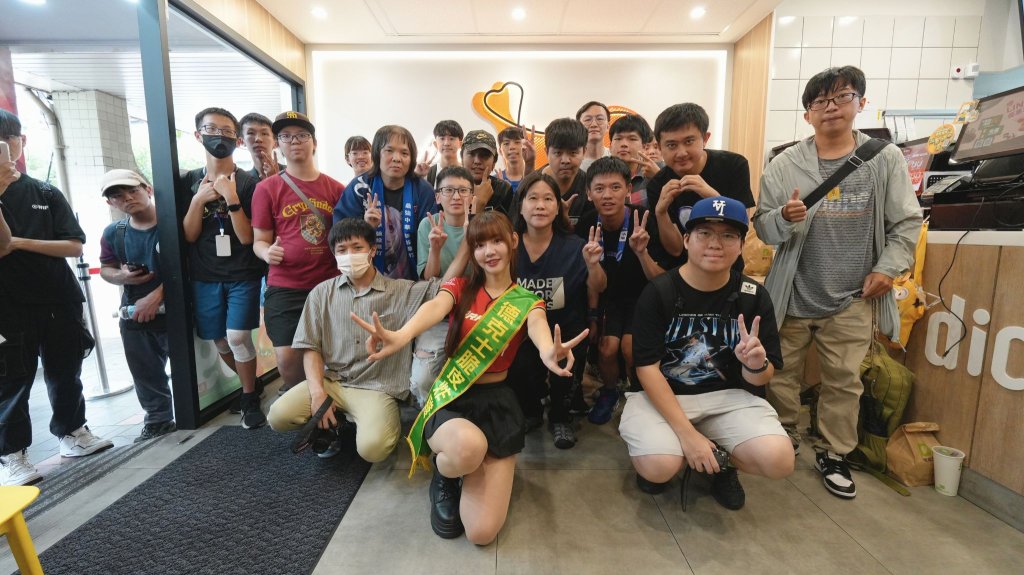德克士攜手味全龍聯名快閃！一日店長小龍女初登場粉絲排到街角　人氣炸雞雙人餐限時65折至8/6
