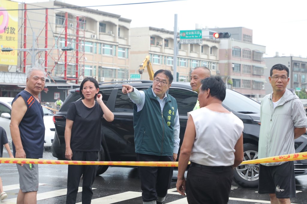 黃偉哲心繫退水狀況 晚間再訪安南區視察籲市民嚴加防範豪大雨