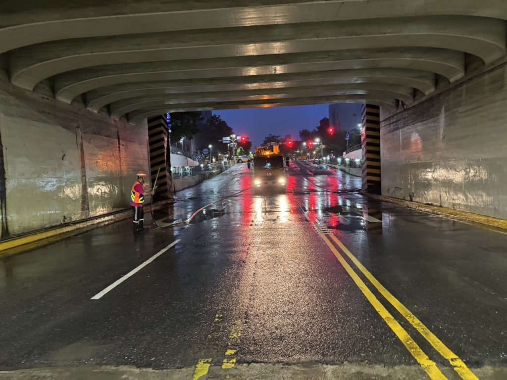 台南市降下百年頻率大豪雨 雨停即退水 水利局籲民眾注意水溝蓋樹葉或垃圾阻塞