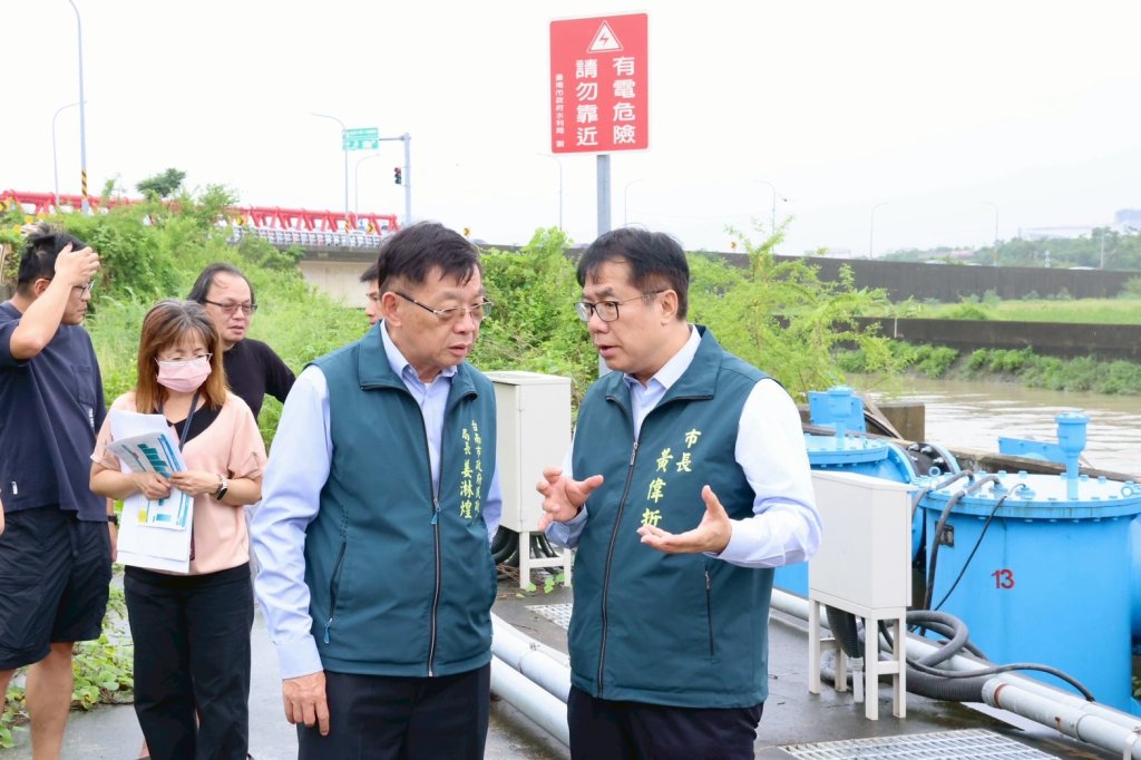 黃偉哲視察安定下洲子抽水站 積淹水狀況已逐漸消退