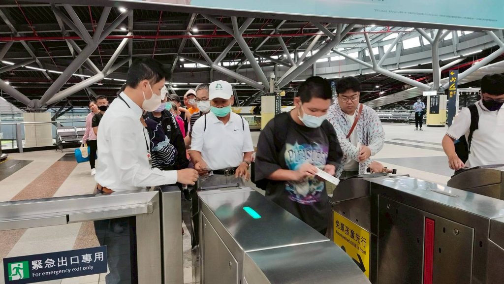 高鐵台南站溫馨送愛 弱勢家庭坐高鐵圓夢親子旅行