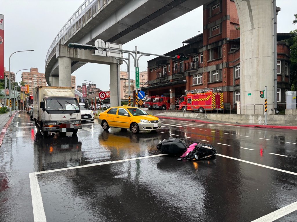 天雨路滑新店小貨車煞車不及追撞重機車騎士擦傷