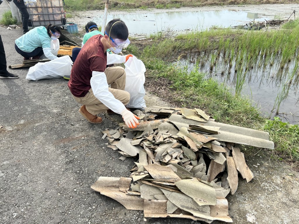 災後破損石綿瓦陸續排出 環保局全面動員優先清理住家