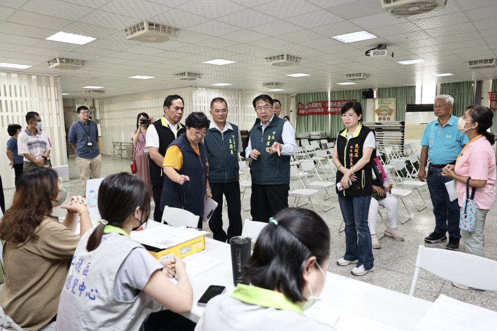  黃偉哲感謝受災戶投入臨時工成為重建家園及病媒蚊防治得力助手