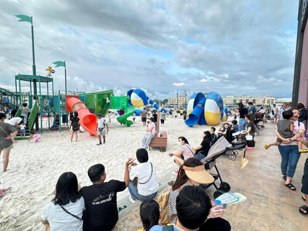 誰把沙池溜滑梯搬到港邊？「蚵子寮海洋漁業親子館」歡樂登場