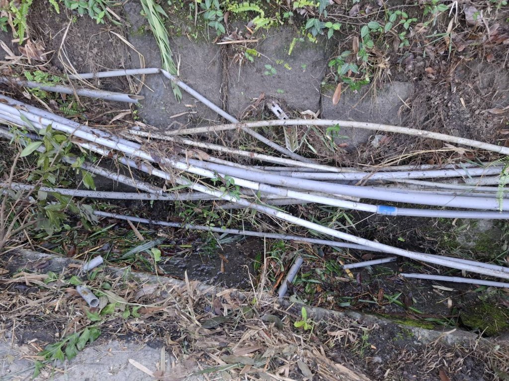 台南市工務局加強山區道路邊溝清疏 發現民眾私掛管線影響排水安全